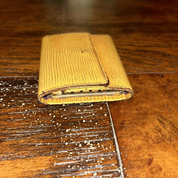 LOUIS VUITTON 1995 Yellow Epi Leather 6 Ring Key Holder Vintage - Picture 3 of 11